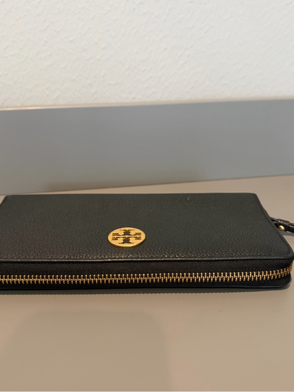 Tory Burch Zip Around Wallet Black Pebbled Leather w/ Gold Zipper & Accents EUC - Picture 4 of 16